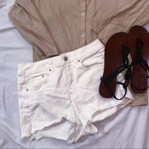 3/30 🌸 H&M Divided White Denim Ripped Shorts